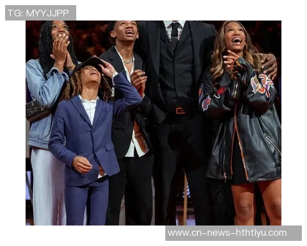 杰伦格林高中球衣退役仪式太阳主教练与新队友齐聚祝贺 杰伦格林高中球衣退役仪式太阳主教练与新队友齐聚祝贺